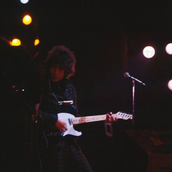 Bob Dylan, amerikanischer Musiker und Lyriker, an der Gitarre, 1965. American musician and lyric poet, playing his guitar, 1965.