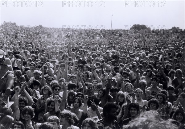 WOODSTOCK USA 1969 Michael Wadleigh Film chronicle of the legendary Woodstock music festival. 1969 fand das legendäre Open-air-Festival 'Woodstock' in der kleinen Gemeinde Bethel westlich von New York statt. Fast eine halbe Million junger Amerikaner strömte zum spektakulärsten Festival der Rockgeschichte, das vor dem Hintergrund von Vietnamkrieg und Rassismus zum musikgeschichtlichen Höhepunkt der Hippie-Bewegung wurde. Bild: Zuschauer Regie: Michael Wadleigh / WOODSTOCK USA 1969 *** Local Caption *** 00673092