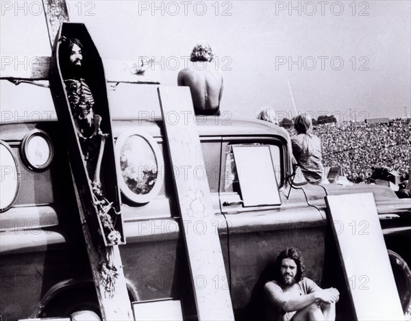 WOODSTOCK??USA 1969?Michael Wadleigh?Film chronicle of the legendary Woodstock music festival. 1969 fand das legendäre Open-air-Festival 'Woodstock' in der kleinen Gemeinde Bethel westlich von New York statt. Fast eine halbe Million junger Amerikaner strömte zum spektakulärsten Festival der Rockgeschichte, das vor dem Hintergrund von Vietnamkrieg und Rassismus zum musikgeschichtlichen Höhepunkt der Hippie-Bewegung wurde. Bild: Festivalbesucher?||rights=RM