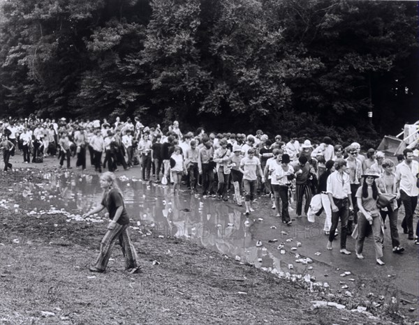 WOODSTOCK??USA 1969?Michael Wadleigh?Film chronicle of the legendary Woodstock music festival. 1969 fand das legendäre Open-air-Festival 'Woodstock' in der kleinen Gemeinde Bethel westlich von New York statt. Fast eine halbe Million junger Amerikaner strömte zum spektakulärsten Festival der Rockgeschichte, das vor dem Hintergrund von Vietnamkrieg und Rassismus zum musikgeschichtlichen Höhepunkt der Hippie-Bewegung wurde. Bild: Festivalbesucher?||rights=RM