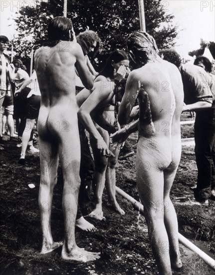 WOODSTOCK??USA 1969?Michael Wadleigh?Film chronicle of the legendary Woodstock music festival. 1969 fand das legendäre Open-air-Festival 'Woodstock' in der kleinen Gemeinde Bethel westlich von New York statt. Fast eine halbe Million junger Amerikaner strömte zum spektakulärsten Festival der Rockgeschichte, das vor dem Hintergrund von Vietnamkrieg und Rassismus zum musikgeschichtlichen Höhepunkt der Hippie-Bewegung wurde. Bild: Junge Festivalbesucher beim Baden.?||rights=RM