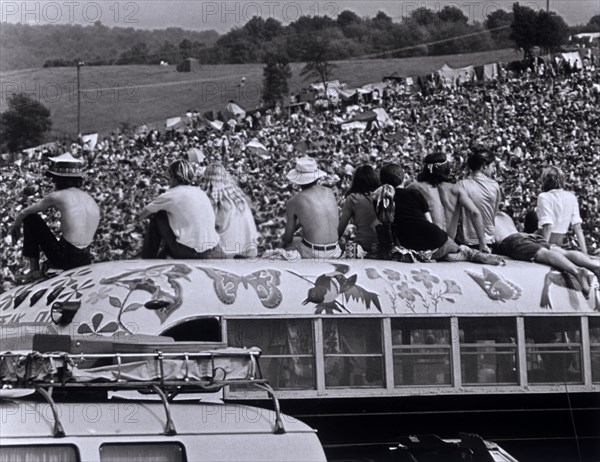 WOODSTOCK??USA 1969?Michael Wadleigh?Film chronicle of the legendary Woodstock music festival. 1969 fand das legendäre Open-air-Festival 'Woodstock' in der kleinen Gemeinde Bethel westlich von New York statt. Fast eine halbe Million junger Amerikaner strömte zum spektakulärsten Festival der Rockgeschichte, das vor dem Hintergrund von Vietnamkrieg und Rassismus zum musikgeschichtlichen Höhepunkt der Hippie-Bewegung wurde. Bild: Junge Festivalbesucher auf dem Dach eines Buses mit Flower-Power-Motiven?||rights=RM