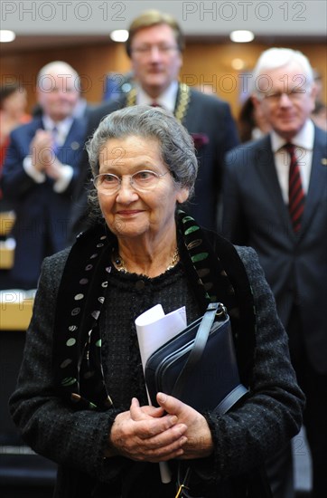 Die französische Publizistin und Politikerin Simone Veil (M), ihr Mann Antoine, Dirk Elbers, Oberbürgermeister Stadt Düsseldorf und Laudator Hans-Gert Pöttering (r) kommen am Montag (13.12.2010) zur Verleihung des Heinrich-Heine-Preises der Stadt Düsseldorf. Veil erhält den mit 50 000 Euro dotierten Preis, der zu den bedeutendsten deutschen Literaturpreisen zählt. Foto: Julian Stratenschulte dpa/lnw ++
