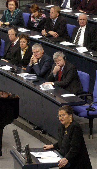 Die Holocaust-Überlebende und ehemalige Präsidentin des Europaparlaments, Simone Veil, spricht am 27.1.2004 während der Gedenkveranstaltung für die Opfer des nationalsozialistischen Terror-Regimes im Berliner Reichstagsgebäude. Im Hintergrund verfolgen auf der Regierungsbank Mitglieder des Kabinetts die Rede. 1. Reihe r-l: Bundesaußenminister Joschka Fischer, Innenminister Otto Schily, Justizministerin Brigitte Zypries und Finanzminister Hans Eichel. Dahinter r-l Bauminister Manfred Stolpe, Umweltminister Jürgen Trittin, Bildungsministerin Edelgard Bulmahn und Entwicklungsministerin Heidemarie Wieczorek-Zeul. Der 27. Januar ist vom früheren Bundespräsidenten Herzog im Jahr 1996 zum Tag des Gedenke ns an die Opfer des Nationalsozialismus erklärt worden.