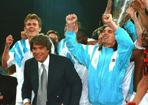 Bernard Tapie. Marseille gagne la finale de la coupe des Champions de football.  1993
