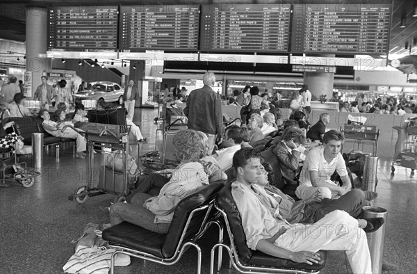 Passagers dans le terminal de l'aéroport de Francfort-sur-le-Main