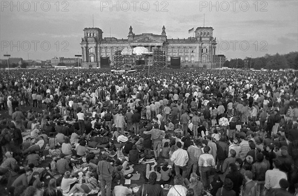 Blick über einen Teil der 60.000 Zuschauer beim Konzert des englischen Superstars David Bowie vor dem Reichstaggebäude in West-Berlin am 0606.1987. Zweieinhalb Stunden dauerte der Auftritt des englischen Musikers im Rahmen des "Concert for Berlin". Bowie machte das größte Open-Air-Spektakel der Berliner Musikgeschichte zu einem persönlichen Spitzenerfolg. Foto: Chris Hoffmann