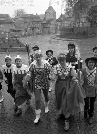 Kinder als Schachfiguren verkleidet im Schachdorf Ströbeck - hier wird Schach an der Schule unterrichtet, aufgenommen 1988. Foto: Reinhard Kaufhold