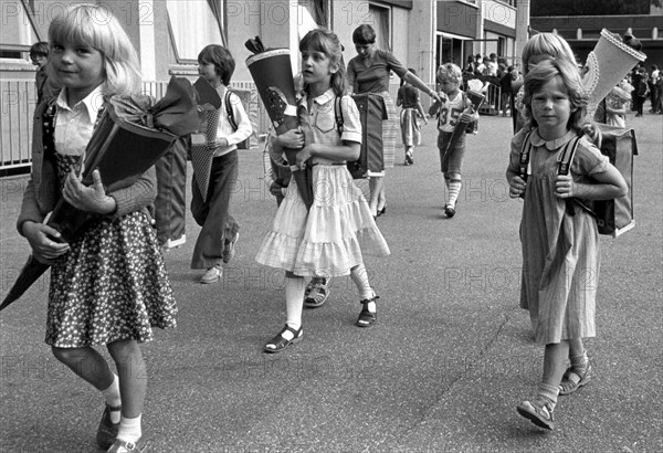 With so many new impressions, the school beginners can at least hold on to the school cone, the contents of which surely still hold some sweet surprises. 18 August 1980 in the primary school Nieder-Olm near Mainz (Germany).