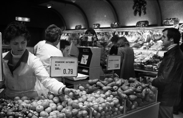 Shopping hustle and bustle in the Christmas business at the department store Horten in Essen on December 10,1977.