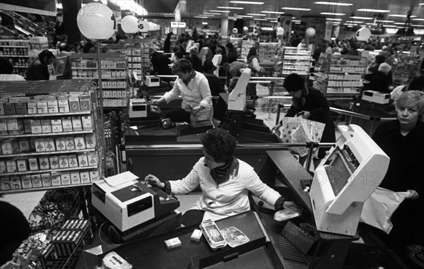 Shopping hustle and bustle in the Christmas business at the department store Horten in Essen on December 10,1977.