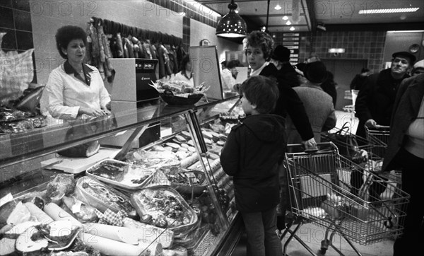 Shopping hustle and bustle in the Christmas business at the department store Horten in Essen on December 10,1977.
