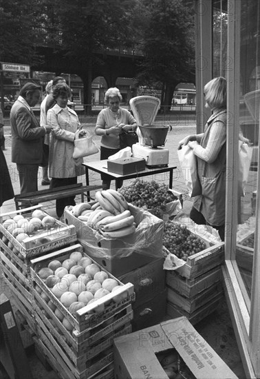 Obstverkauf in der Schönhauser Allee im Berliner Stadtbezirk Prenzlauer Berg, aufgenommen 1976/77. Bananen, Äpfel und Weintrauben werden feilgeboten. Foto: Heinz Junge