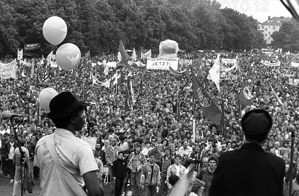 (dpa files) - A general view of demonstrators during the peace demonstration for scrapping of the nuclear missiles in the Hofgarten in Bonn, 13 June 1987.