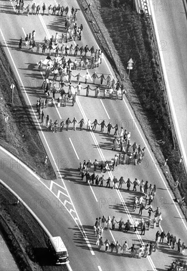 (dpa files) - An aerial view shows a line of peace demonstrators, protesting against the stationing of new US intermediate-range missiles in Germany, on a highway between Plochingen and Ulm, West Germany, 22 October 1983. The peace movement has managed to create the world's longest line of people: 220,000 people held hands over a distance of 108 km from Stuttgart to Ulm.