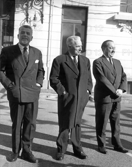 Die französische Delegation unter der Leitung von Louis Joxe (M). Am 18. März 1962 unterzeichneten Vertreter Frankreichs und der algerischen Befreiungsfront FLN in Evian-les-Bains ein Abkommen, das Algerien Frieden und Unabhängigkeit brachte