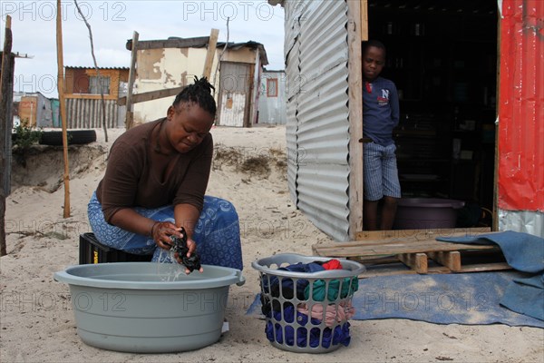Jeune femme du Cap lavant son linge