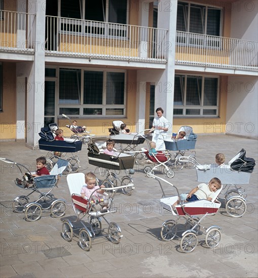 Cour d'une crèche située dans un nouveau quartier d'immeubles en préfabriqués