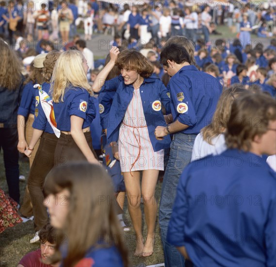 Mitglieder der DDR-Jugendorgorganisation FDJ (Freie Deutsche Jugend) in ihrer Verbandskleidung, den blauen Hemden und Blusen, in Potsdam im Mai 1983 beim FDJ-Pfingstreffen.