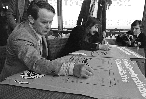 Siegfried LENZ (links), Deutschland, Schriftsteller, Autor, Literatur, im Gespraech mit Guenter GRASS (rechts), beim Signieren von Plakaten, Sozialdekmokratische Waehlerinitiative in Ludwigshafen, SW-Aufnahme, 10.09.1976