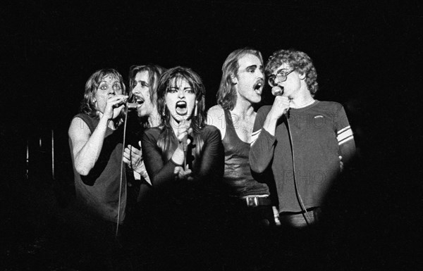 Manfred Praeker, Herwig Mitteregger, Nina Hagen, Bernhard Potschka, Reinhold Heil von der Nina Hagen Band live in der Stadthalle. Braunschweig, 12.04.1979