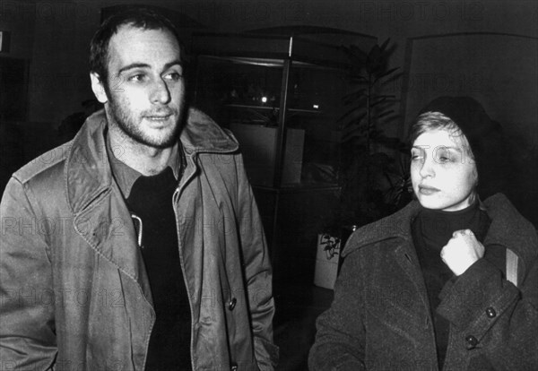 Der Schriftsteller und Regisseur Thomas Brasch und die Schauspielerin Katharina Thalbach nach ihrer Ankunft auf dem Stuttgarter Flughafen am 14. Dezember 1976. Beide sind mit Genehmigung der Behörden aus der DDR in die Bundesrepublik Deutschland ausgereist, nachdem sie die Solidaritätsadresse für den ausgebürgerten Wolf Biermann unterzeichnet haben. [dpabilderarchiv]