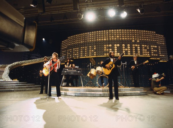 Der Sänger Frank Schöbel bei der Unterhaltungssendung "Ein Kessel Buntes" vom Fernsehen der DDR (DFF) in Berlin, undatiertes Fotovom September 1980. Foto: Klaus Winkler - KEINE BILDFUNKVERWENDUNG - || Mininum fee EUR 25