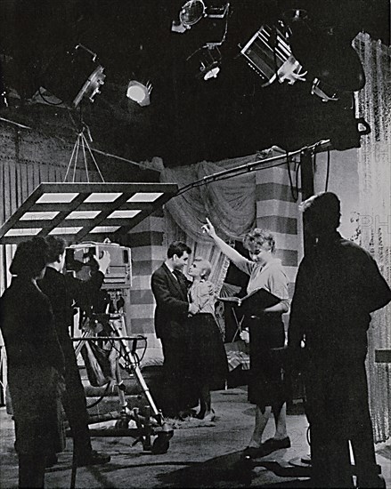 Am 21. Februar 1959 wurde das Fernsehspiel 'Wenn die Nacht kein Ende nimmt' des Wiener Autors Karl Georg Külb aus dem Adlershofer Studio IV live gesendet. Die Aufnahmeleiterin gibt den Darstellern Christel Bodenstein und Armin Mueller-Stahl das Zeichen zum Beginn ihrer Szene vor den modernen Orthikon-Kameras. Foto: Klaus Winkler - KEINE BILDFUNKVERWENDUNG - || Mininum fee EUR 25