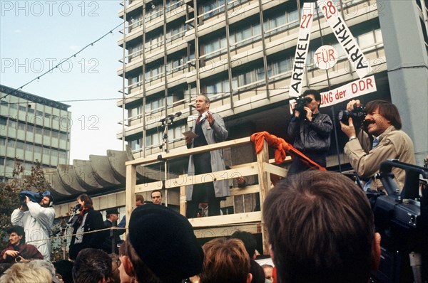 Der ehemalige General des DDR-Ministeriums für Staatssicherheit (Stasi), Markus Wolf, spricht am 04.11.1989 bei der Abschlußkundgebung nach der Protestdemonstration in Berlin (Ost) am Alexanderplatz. An der größten Protestdemontsration in der Geschichte der DDR beteiligten sich zwischen 500.000 und einer Million Menschen. Auf der Abschlußkundgebung ergriffen zahlreiche Künstler und Bürgerrechtler das Wort. Foto: Günter Gueffroy +++(c) dpa - Report+++