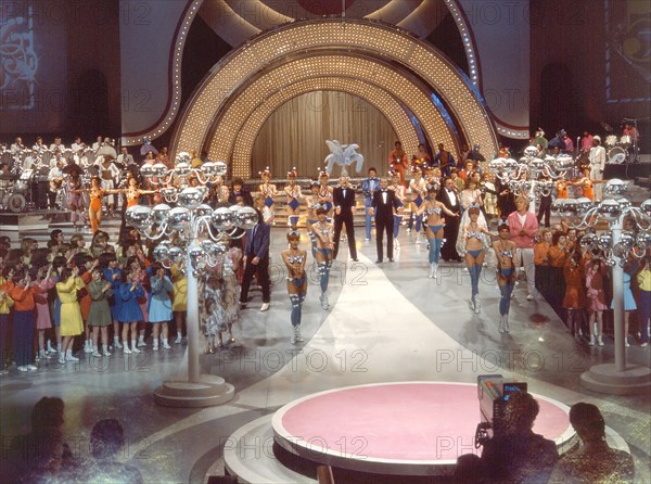 Hans-Joachim Preil und Dieter Mann moderieren die 50. Sendung der Unterhaltungsreihe"Ein Kessel Buntes" des DDR-Fernsehens am 02.05.1981.