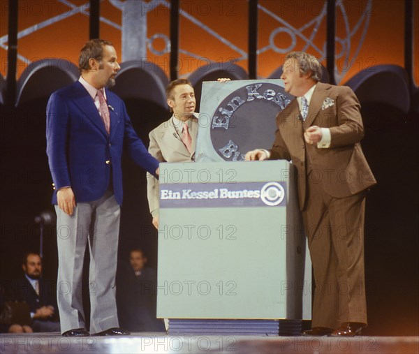 "Ein Kessel Buntes" im alten Friedrichstadtpalast in Berlin - hier "Die Drei Dialektiker" mit Horst Köbbert (l-r), Lutz Stückrath und Manfred Uhlig, undatiertes Foto aus dem Jahr 1974. Die Unterhaltunsgsendung wurde seit 1972 im DDR-Fernsehen DFF übertragen.