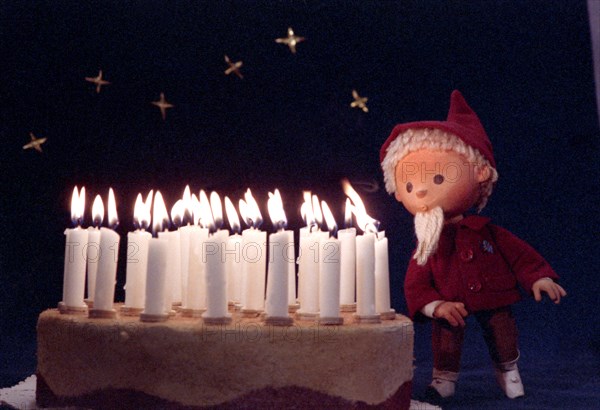 Die letzte Sandmann-Figur des DDR-Fernsehens.vor einer riesigen Geburtstagstorte