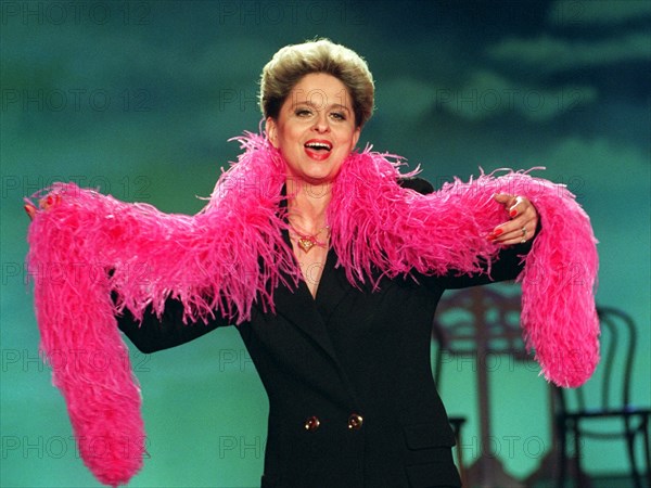 Chemnitz: Live aus der Stadthalle in Chemnitz präsentiert Dagmar Frederic die MDR Fernsehrevue "Meine Show", für die die Zuschauer zuvor "ihre" Interpreten auswählen konnten. (Che400-260293)