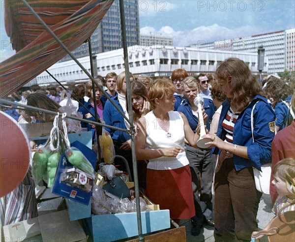 Souvenirs such as the TV tower in small format are offered on Alexanderplatz in Berlin-Mitte in early August 1973