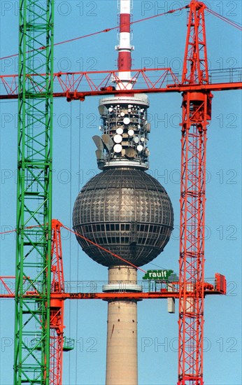 Der Berliner Fernsehturm am Alexanderplatz feiert Geburtstag. Am 3. Oktober wird der Turm, hier die von Baukränen "umrahmte" Kugel, 25 Jahre alt. Mit seinen 365 Metern Höhe ist er der zweithöchste Turm Europas