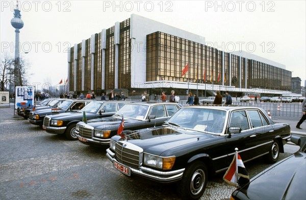 In April 1986, numerous Mercedes-Benz diplomatic vehicles are parked in front of the Palace of the Republic in Berlin.