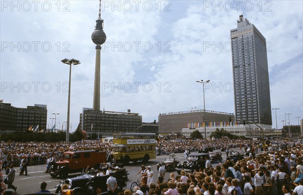 Rund 700.000 Ost-Berliner verfolgen am 04.07.1987 an der Karl-Liebknecht-Straße den Umzug zum 750-jährigen Jubiläum der Stadt Berlin. Hier ziehen historische Fahrzeuge aus den Zwanziger Jahren vor dem Alexanderplatz an den Zuschauern vorbei. Rund 40.000 Mitwirkende zogen über fünf Stunden von der Karl-Liebknecht-Straße zur Karl-Marx-Allee.