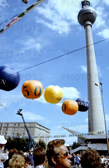 Rund 700.000 Ost-Berliner verfolgen am 04.07.1987 an der Karl-Liebknecht-Straße den Umzug zum 750-jährigen Jubiläum der Stadt Berlin. Rund 40.000 Mitwirkende zogen über fünf Stunden von der Karl-Liebknecht-Straße zur Karl-Marx-Allee.
