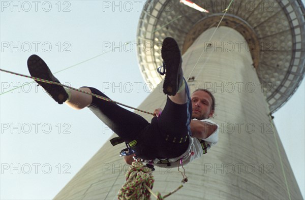 Das war schon ein echter Ferienbonbon - Sportkletterer Detlef Stock seilt sich vom Fernsehturm am Alexanderplatz ab. Mit dieser spektakulären Aktion begann am 24.06.1992 in Berlin der Feriensommer