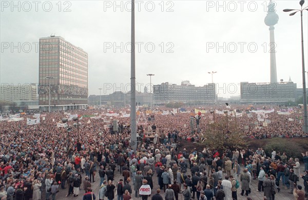 Berlin: Knapp vier Wochen nach dem 40. Jahrestag der DDR gingen am 04.11.1989