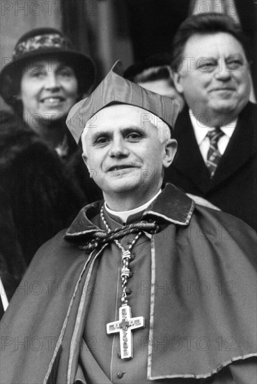 Joseph Kardinal Ratzinger, bisheriger Erzbischof von München und Freising, verabschiedet sich am 28. Februar 1982 auf dem Münchener Marienplatz von den Gläubigen. Im Hintergrund Bayerns Ministerpräsident Franz Josef Strauss (CSU) mit seiner Frau Marianne. Ratzinger wurde als Präfekt der Glaubenskongregation, der höchsten und zentralen Instanz für die Interpretation und Verteidigung der katholischen Glaubenslehre, in den Vatikan abberufen. Der am 16. April 1927 in Marktl am Inn geborene Theologe begann seine Karriere auf dem Zweiten Vatikanischen Konzil (1962-1965) als Berater von Joseph Kardinal Frings und stieg unter Papst Johannes Paul II. in höchste kirchliche Ämter auf. Seit 1981 ist er Präfekt der Glaubenskongregation.