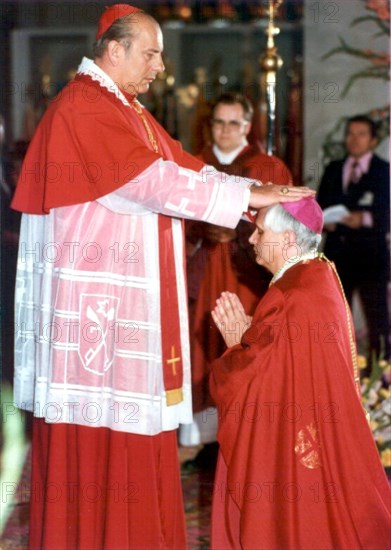 Am Pfingstsonntag des Jahres 1977 wurde der von Papst Paul VI. zum Erzbischof von München und Freising ernannte Theologieprofessor Joseph Ratzinger im Münchner Liebfrauendom zum Bischof geweiht (Foto vom 28.05.1977). Der damalige Bischof von Berlin, Kardinal Alfred Bengsch, bei der Handauflegung. Joseph Ratzinger ist am Dienstag (19.04.2005) in Rom zum neuen Papst gewählt worden. Er nennt sich Benedikt XVI. dpa/lby +++(c) dpa - Report+++