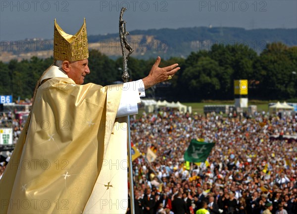 Papst Benedikt XVI. winkt den Gläubigen zu, bei der heiligen Messe auf dem Islinger Feld in Regensburg am Dienstag (12.09.2006). Foto Wolfgang Radtke +++(c) dpa - Report+++