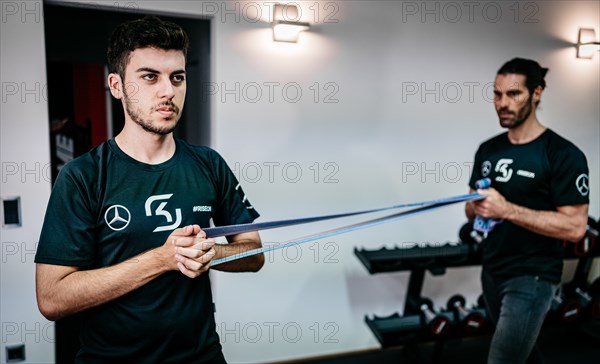 Das Leben eines eSport Profis: Mercedes-Benz gibt im Rahmen der Gamescom Einblick in den Trainingsalltag von SK Gaming: from left: Jorge ãWerlybÒ Casanovas (Spain/ League of Legends Professional) und Yann-Benjamin Kugel (Germany, Athletikcoach). The life of an eSports pro: Mercedes-Benz provides insight into training routine of SK Gaming as part of gamescom: