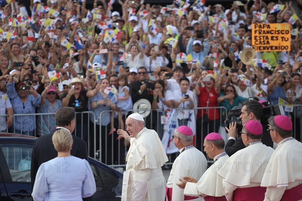 23 January 2019, Panama, Panama-Stadt: On his arrival at Tocumen airport, Pope Francis (3rd from left) is received by Juan Carlos Varela (2nd from left), President of Panama, and his wife Lorena Castillo (left). The 34th World Youth Day will be celebrated until Sunday 27.01.2019 in Panama City. Photo: Mauricio Valenzuela/dpa