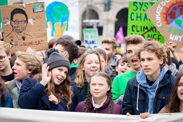 29 March 2019, Berlin: The environmental activist Greta Thunberg (M) participates together with Luisa neubauer and other students in the demonstration "Fridays for Future". Photo: Kay Nietfeld/dpa