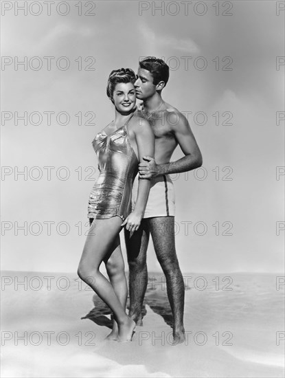 Auf einer Insel mit Dir (On An Island With You, USA 1948, Regie: Richard Thorpe) Esther Williams, Peter Lawford / verliebtes Paar in Badekleidung, Badeanzug, Badehose, Bademode 1940er Jahre, GanzkÜrperaufnahme; Publicity-Foto / WICHTIG: Nutzung nur redaktionell bei Berichterstattung über diesen Film. Titel-, Buch- und Kalendernutzungen nur nach Absprache. IMPORTANT: To be used solely for editorial coverage of this specific motion picture. No cover, book or calendar use / rmr3 || Mininum fee EUR 5