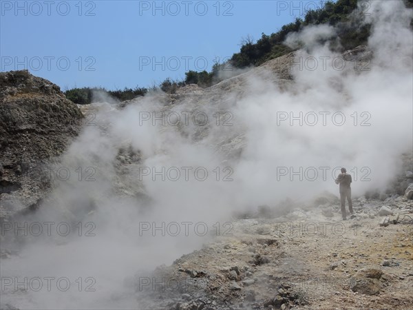 Der Geologe Roberto Isaia macht am 16.06.2017 Fotos nahe einer Rauchsäule auf dem Gebiet der Phlegräischen Felder in Pozzuoli (Italien) westlich von Neapel. Die Phlegräischen Felder erstrecken sich auf einer rund 150 Quadratkilometer großen Fläche und haben eine hohe vulkanische Aktivität. Derzeit registrieren die Vulkanologen wieder eine erhöhte Aktivität, seit 2012 gilt Alarmstufe Gelb. (zu dpa «Der Vulkanriese in der Tiefe - «Wir stecken im Schlamassel»» vom 05.07.2017) Foto: Lena Klimkeit/dpa ++