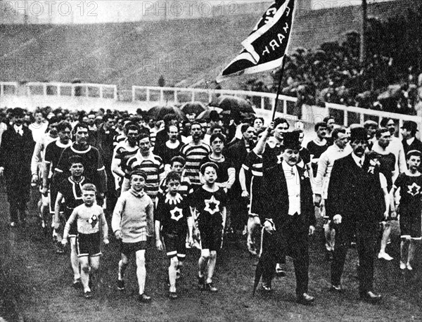 Zur Eröffnung der Olympischen Spiele 1908 ziehen am 27.April in London 2000 Sportler in das 66.300 Zuschauer fassende White-City-Stadion von Sheperd's Bush ein. An den IV. Olympischen Spielen nehmen 23 Mannschaften mit 2056 Sportlern, davon 43 Frauen, teil. (Reproduktion)