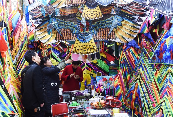 (180228) -- YIWU, Feb. 28, 2018 () -- A businessman selects kites at the international trade city of Chinese small commodity city in Yiwu, east China's Zhejiang Province, Feb. 27, 2018. The Chinese small commodity city opened the market in Yiwu Tuesday. (/Gong Xianming) (yxb)